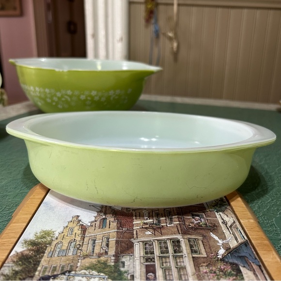Pyrex Spring Blossom Cream and sugar set Excellent and 2 green Pyrex bowls as is - Picture 3 of 12